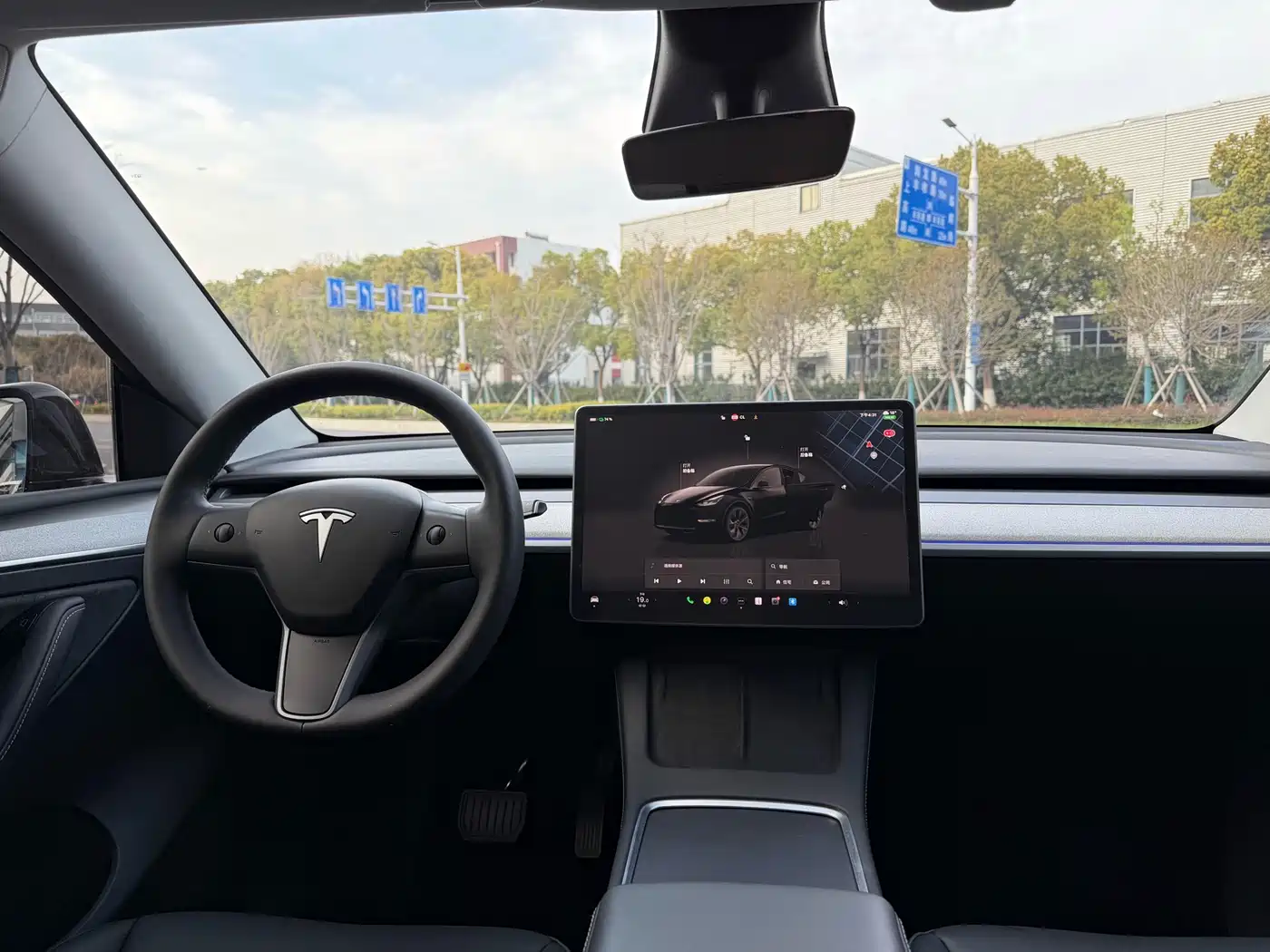 TESLA MODEL Y