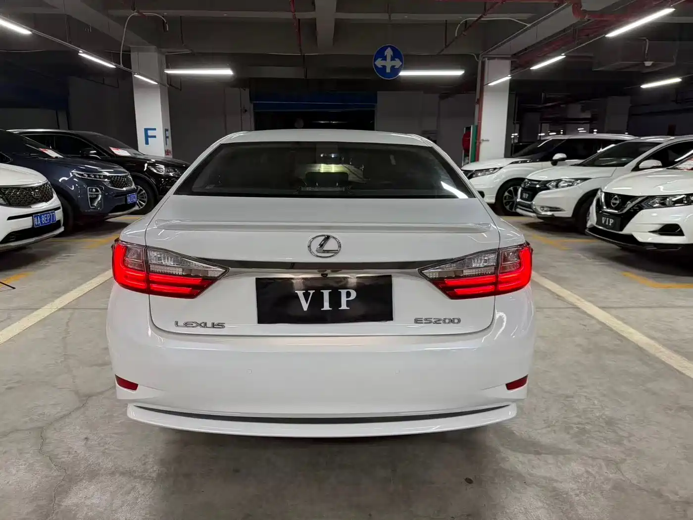 Photo 8 - Lexus ES