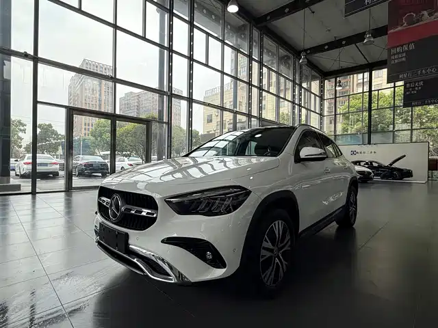 MERCEDES-BENZ GLA