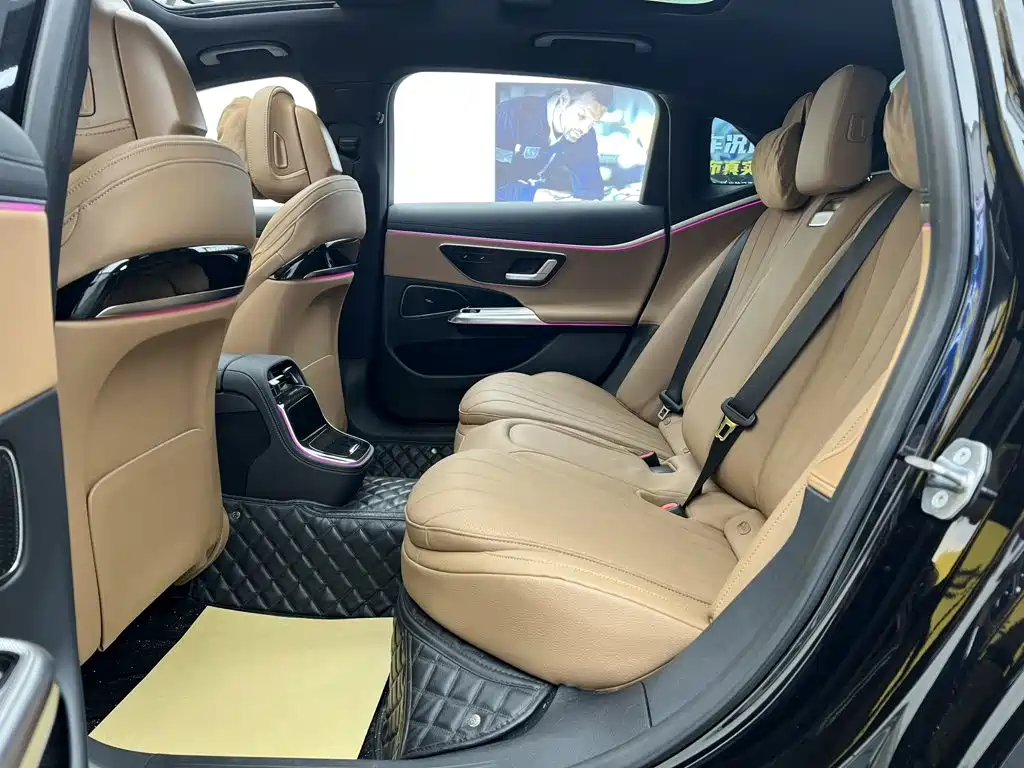 Фото 20 - Mercedes-Benz E-Class