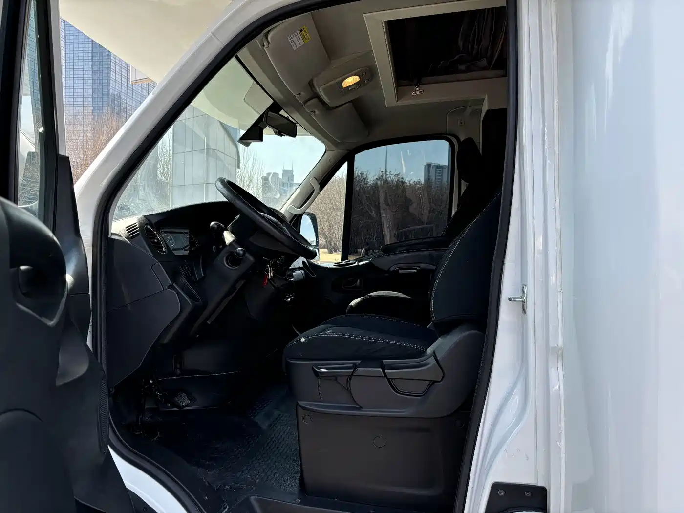 Iveco Daily 2023 2021 3.0T Automatic Professional Chassis 6-ton Extended Wheelbase Double-row Chassis F1C