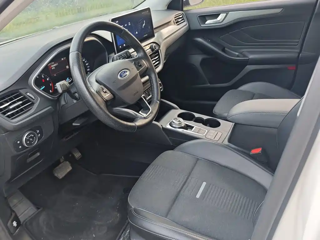 Фото 8 - Ford Focus Active