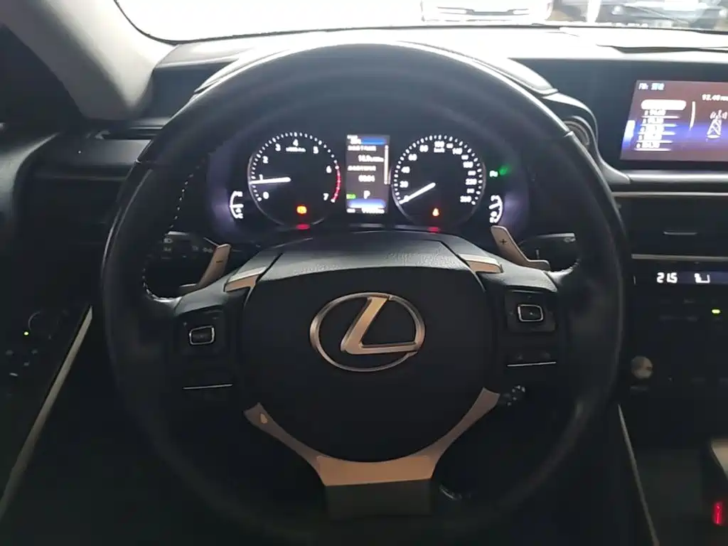 Lexus IS 2018 2017 300 Leading Edition