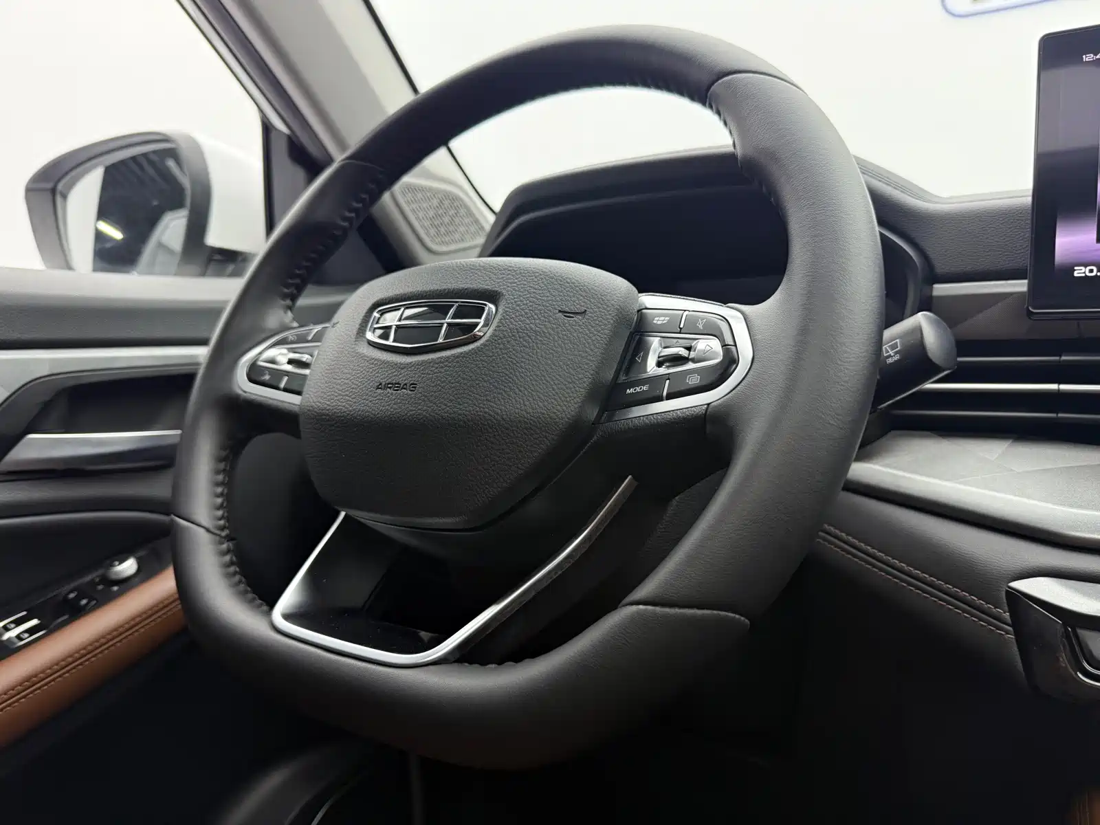 Фото 13 - Geely Emgrand X6