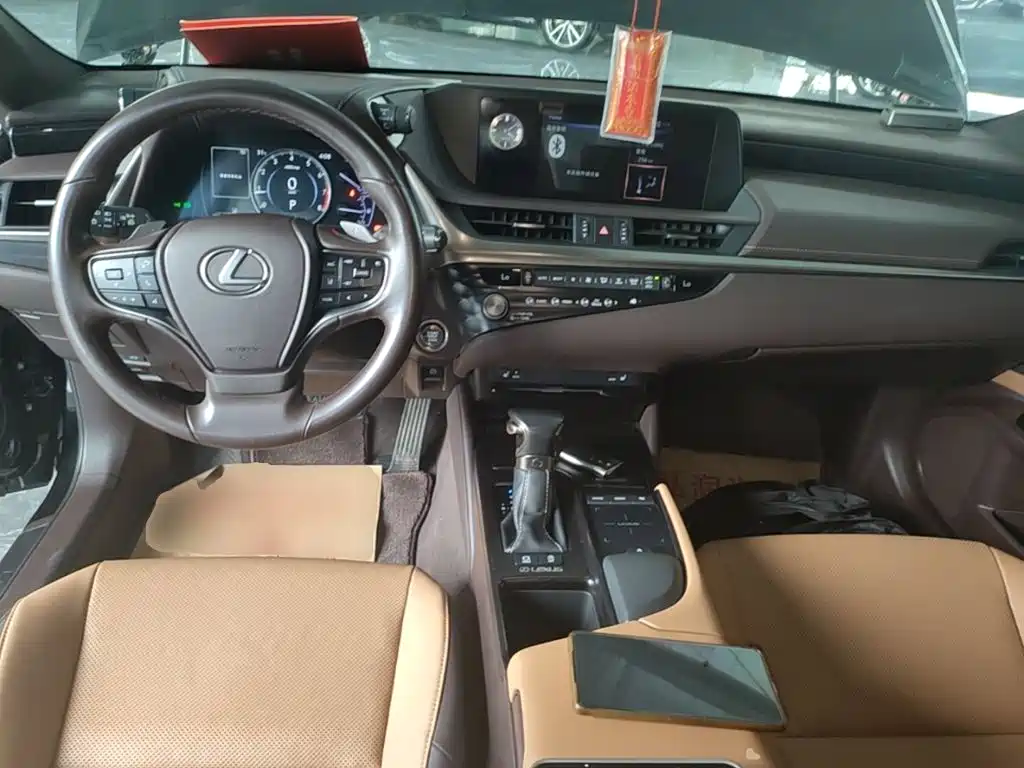 Фото 10 - Lexus ES