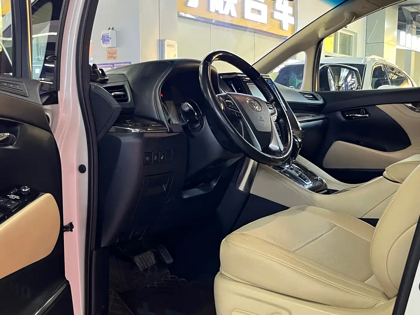 Toyota Alphard 2018 Facelift 3.5L Luxury Edition фото 4