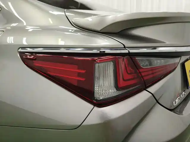 Фото 6 - Lexus ES