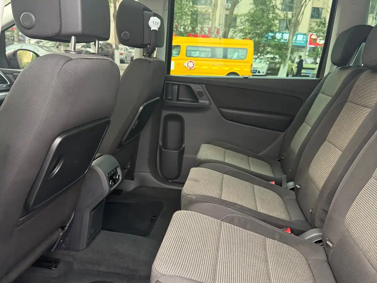 Volkswagen Sharan 2013 2.0TSI Comfort фото 8