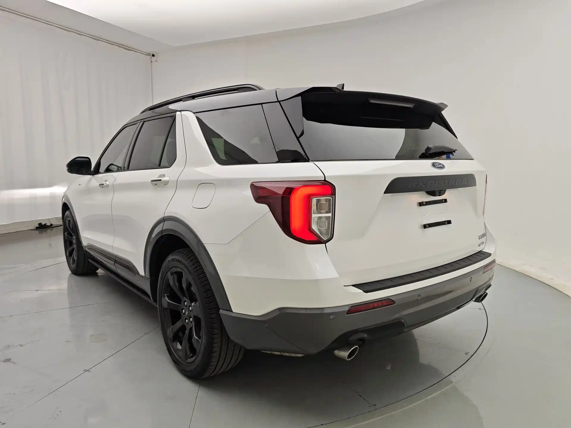 Фото 10 - Ford Explorer