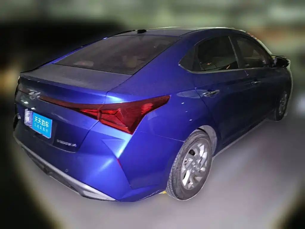 Photo 2 - Hyundai Verna