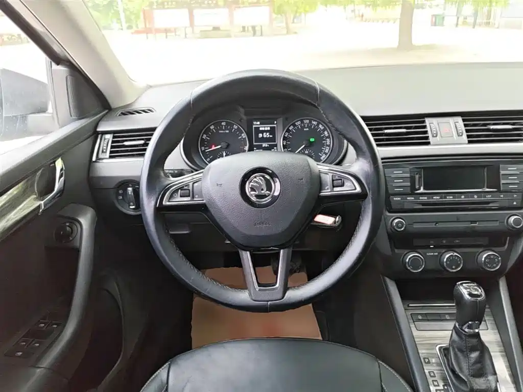 Škoda Octavia 2017 1.6L Automatic Smart Edition фото 11