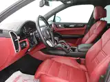 Photo 8 - Porsche Cayenne New Energy