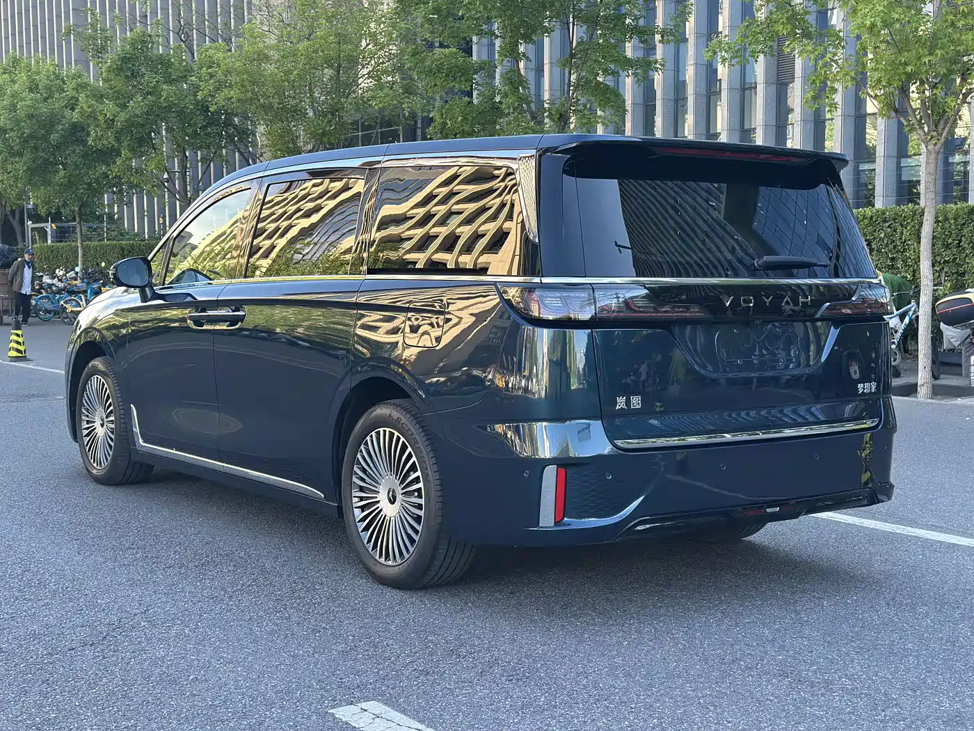 Voyah Auto Voyah Dreamer 2025 PHEV AWD Flagship Kunpeng Edition фото 15