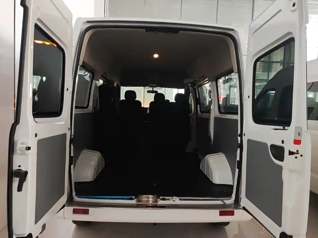 SAIC Maxus Xintu V80 2025 2025 Value Edition Aoyun 2.0T Manual Short Wheelbase Medium Roof 127Ps 5/6-seater