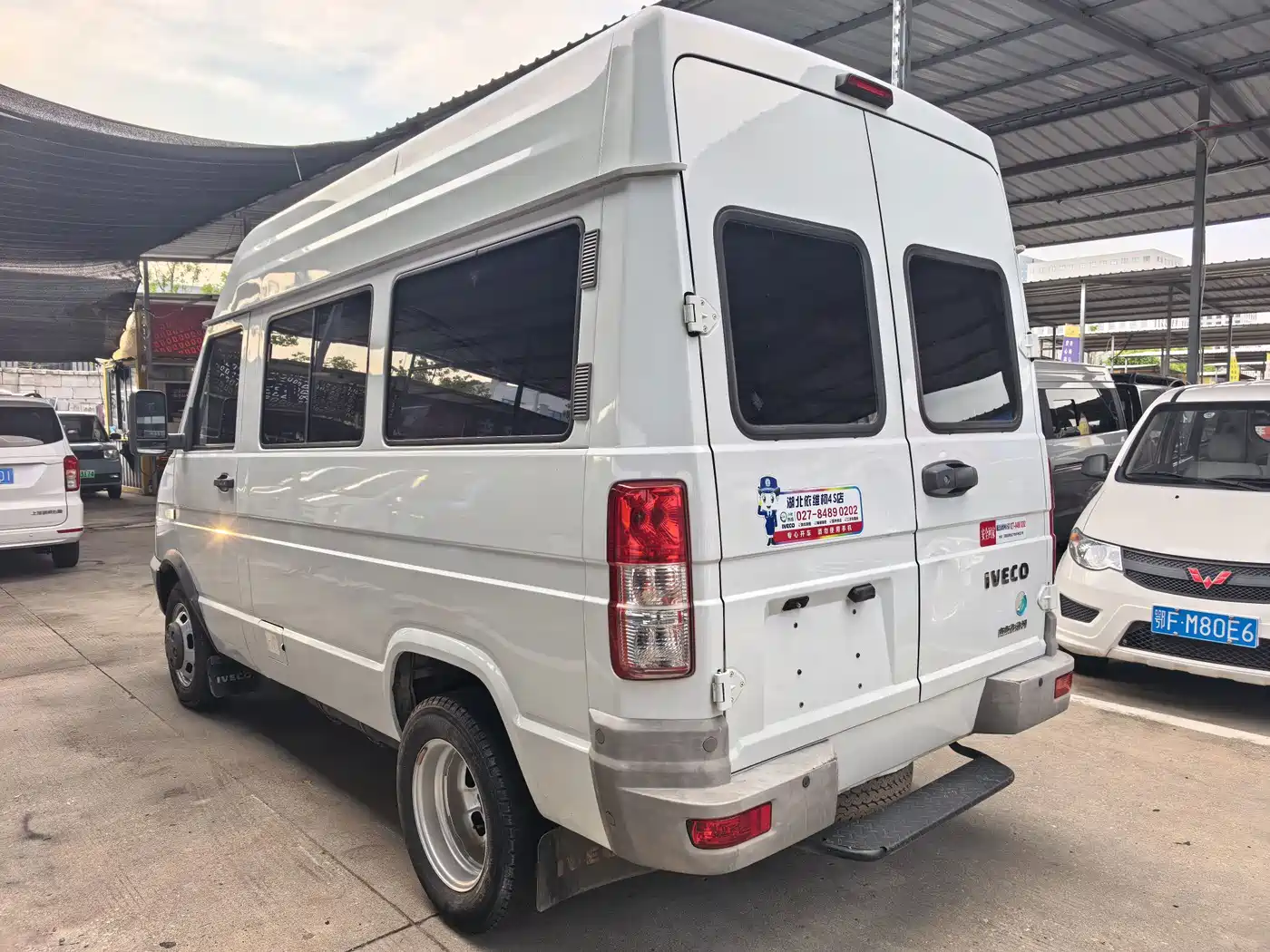 Iveco Daily 2023 2023 2.5T A35M1 Short Wheelbase Medium Roof Dual Tire Manual Door 5-9 Seater