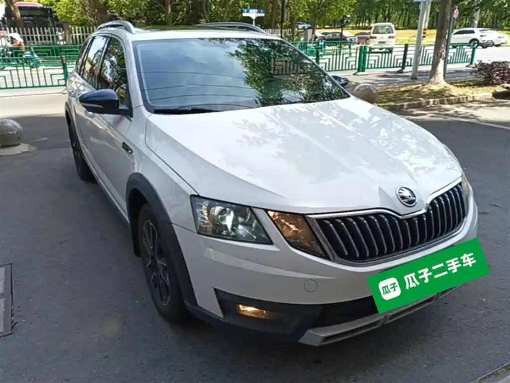 Škoda Octavia 2019 Wagon TSI230 DSG Luxury Edition China V фото 4