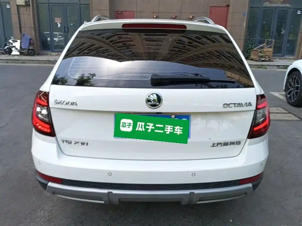 Škoda Octavia 2019 Wagon TSI230 DSG Luxury Edition China V фото 6