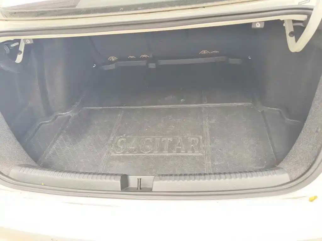 Photo 5 - Volkswagen Sagitar