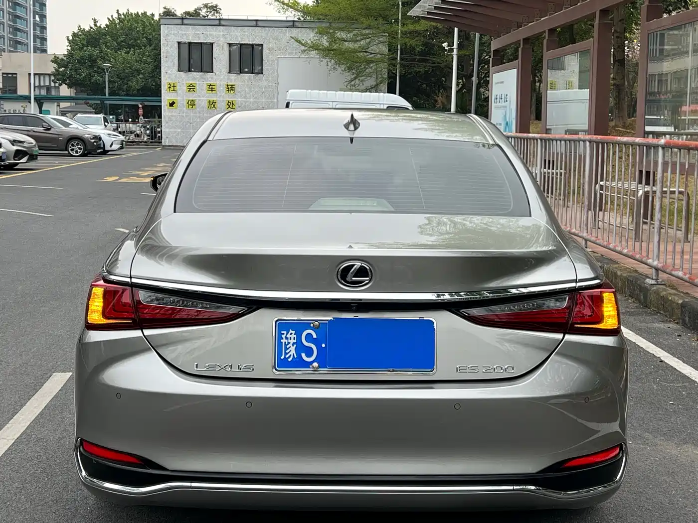 Lexus ES 2020 200 Luxury фото 3
