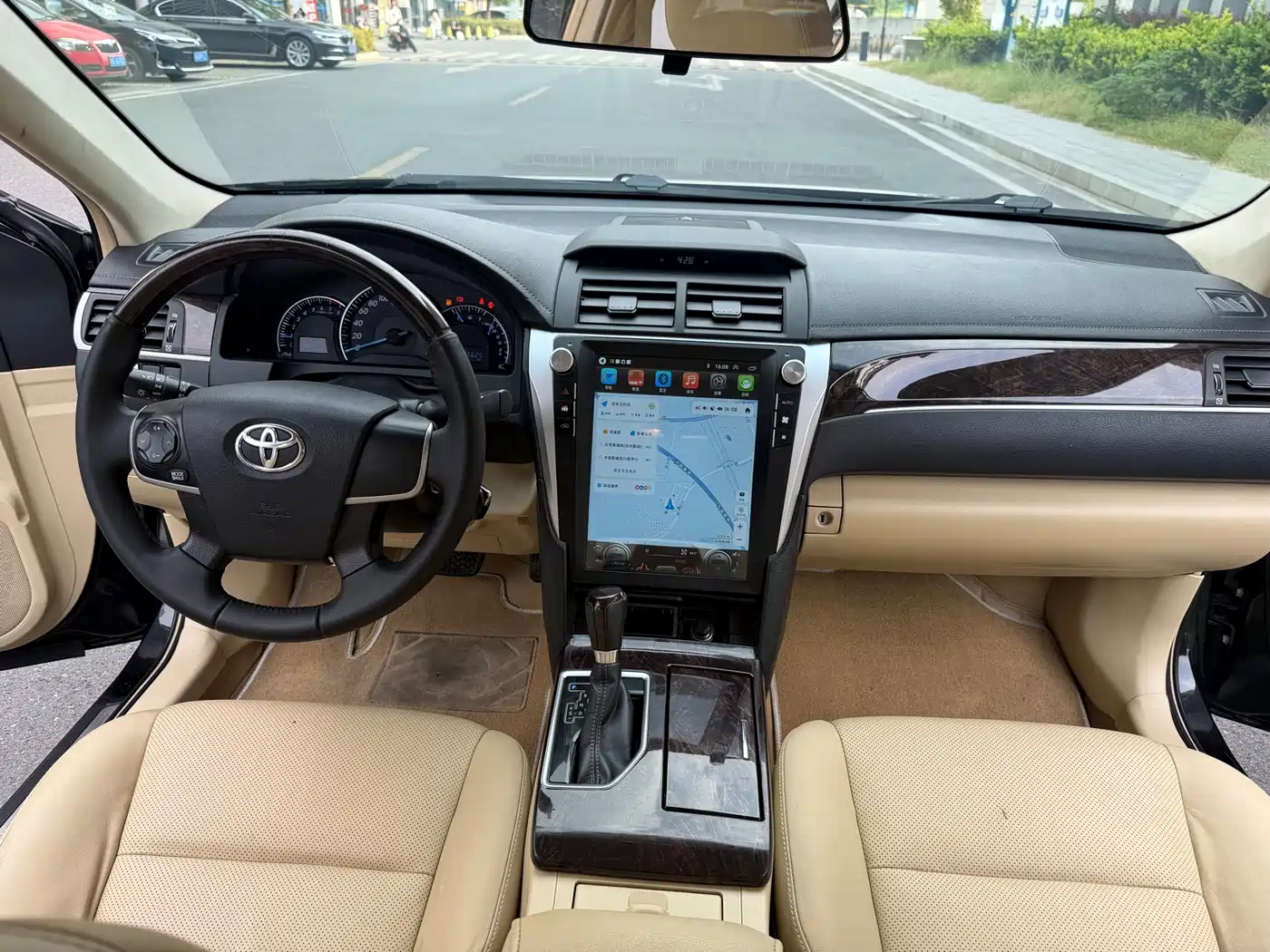 Фото 14 - Toyota Camry