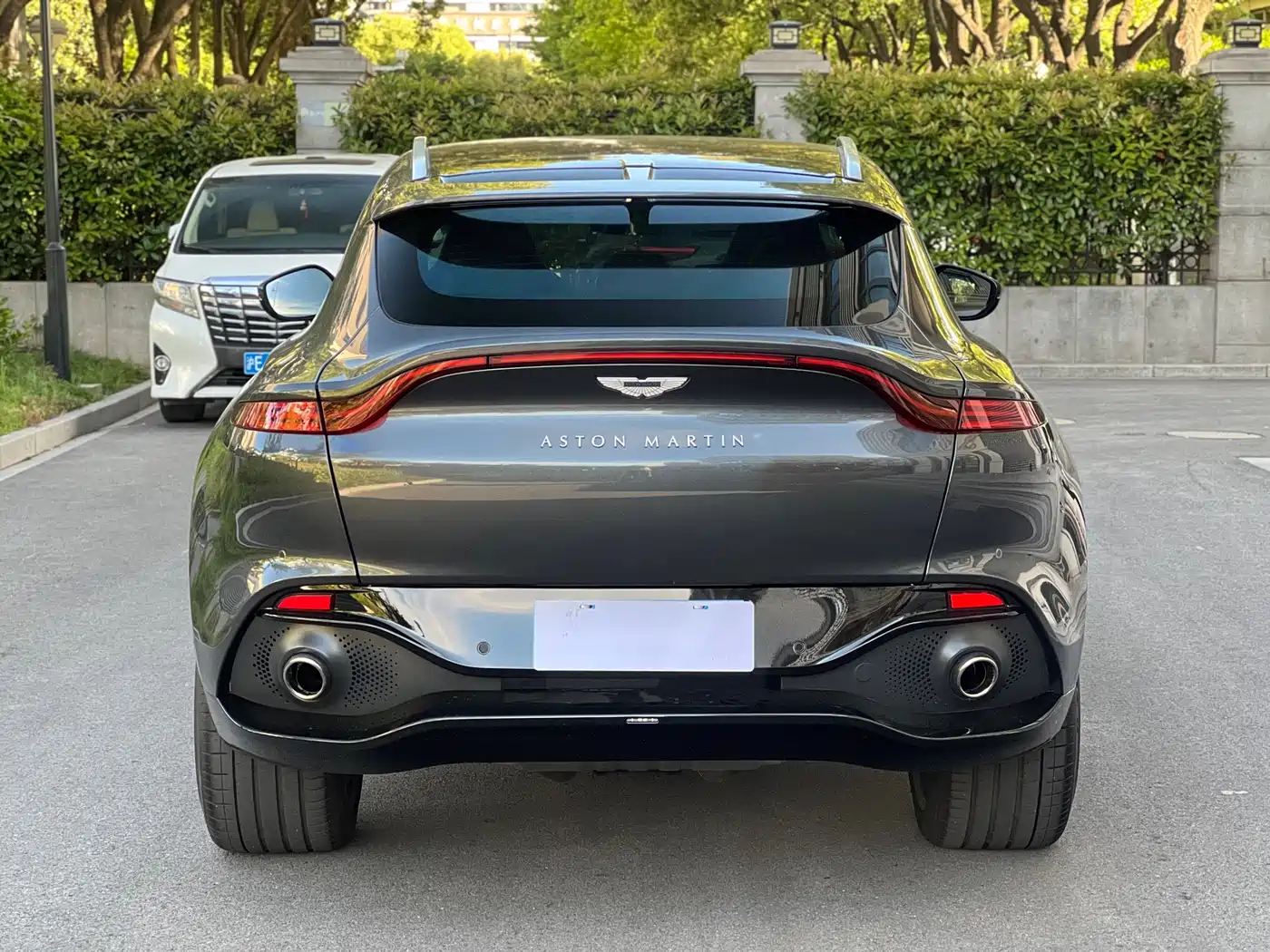 Aston Martin DBX 2024 2023 4.0T V8