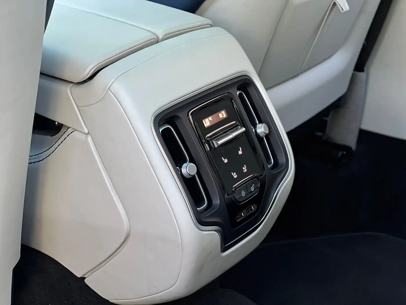 Aston Martin DBX 2024 2023 4.0T V8