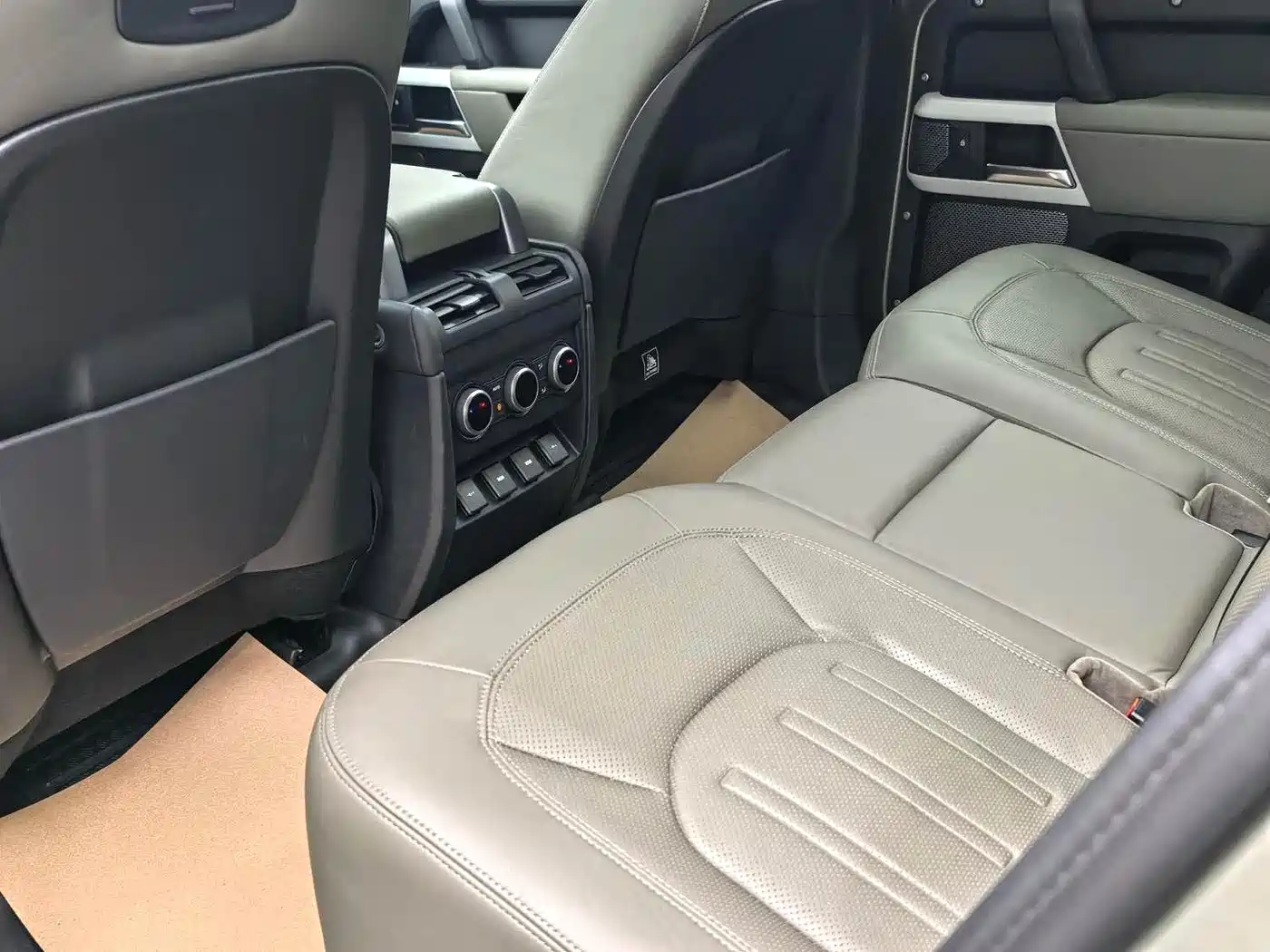 Land Rover Defender 2021 110 P400 SE фото 16