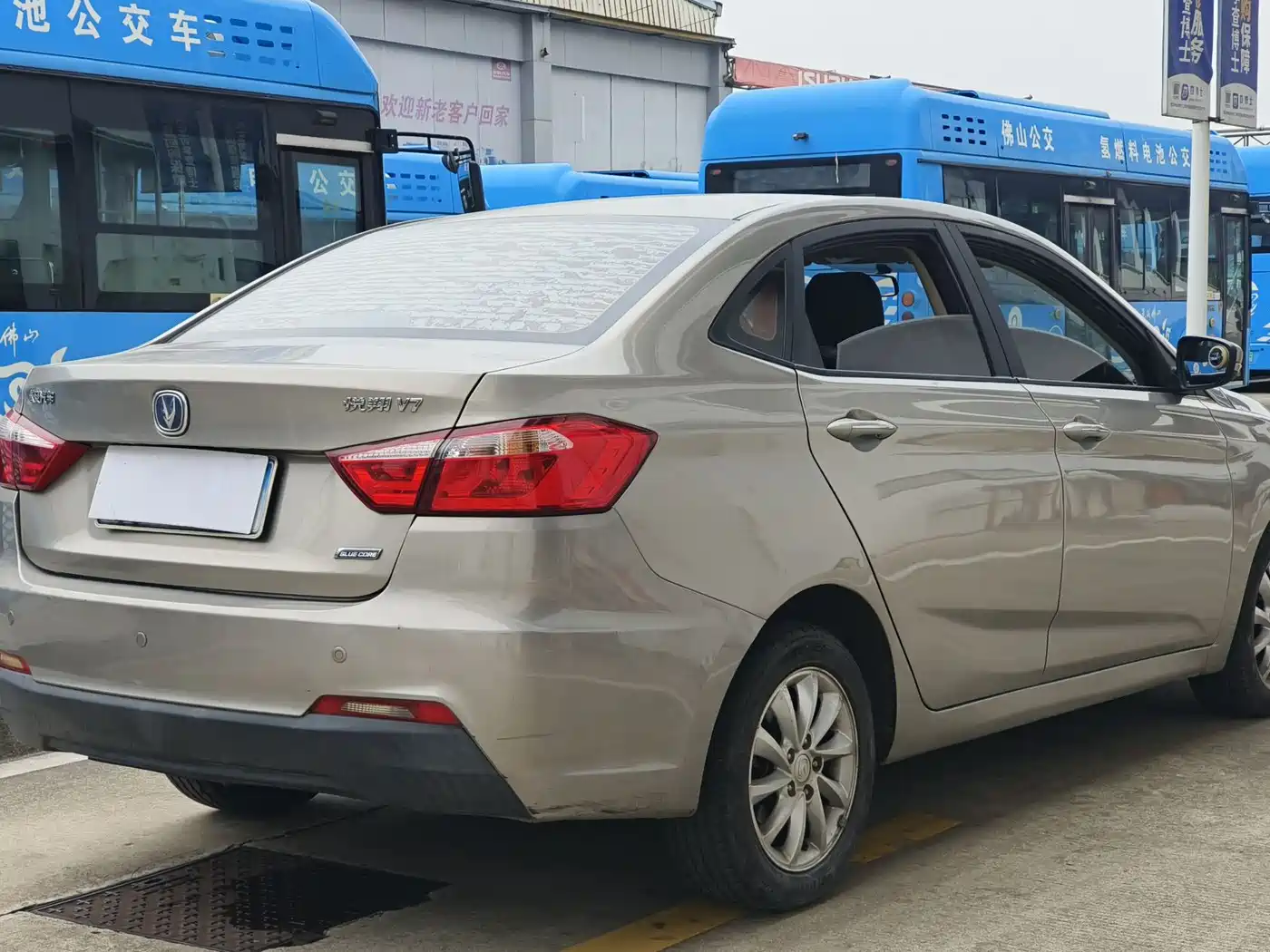 CHANGAN YUEXIANG V7