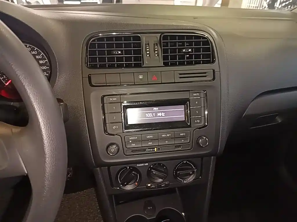 Volkswagen Polo 2016 1.4L Automatic Trend фото 13
