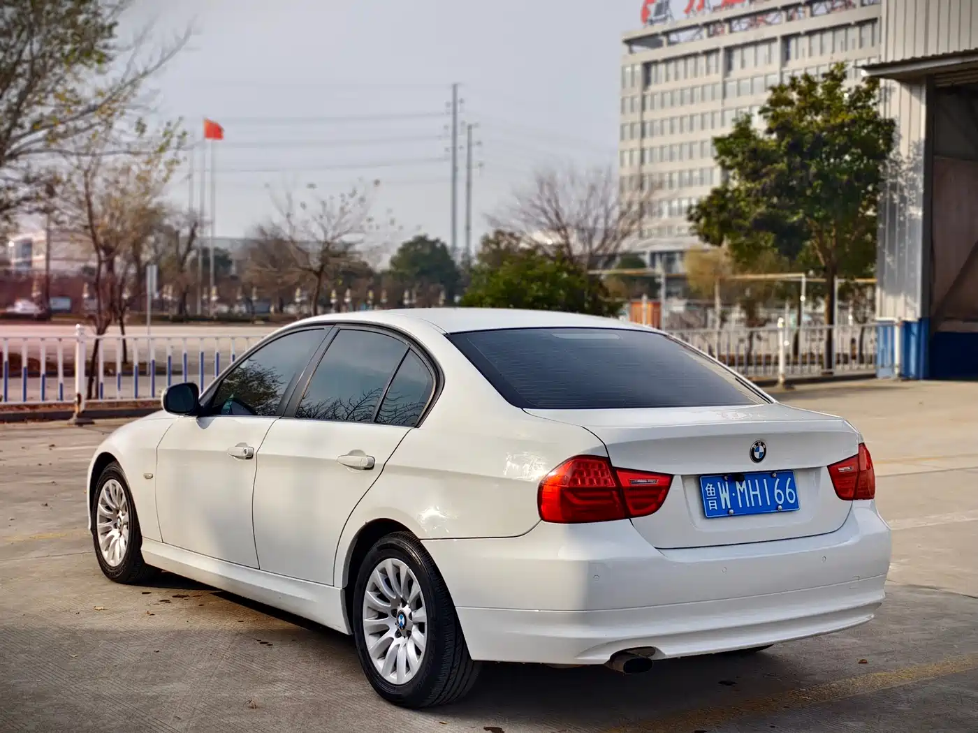 BMW 3 Series 2010 318i Leading фото 6