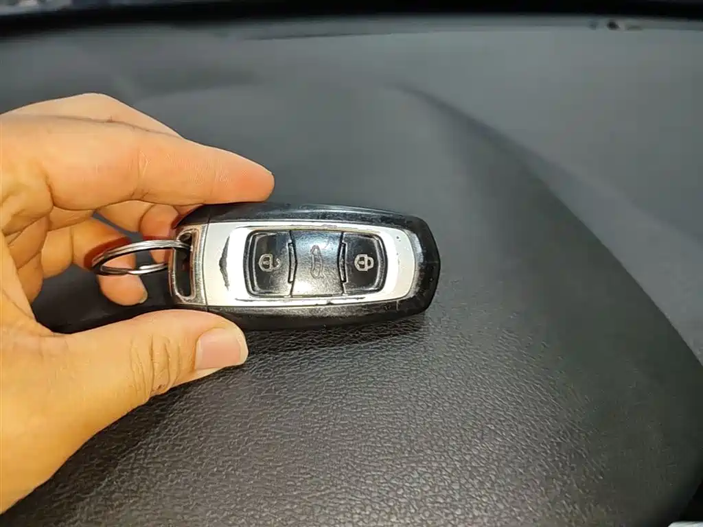 Фото 9 - Geely Vision X3