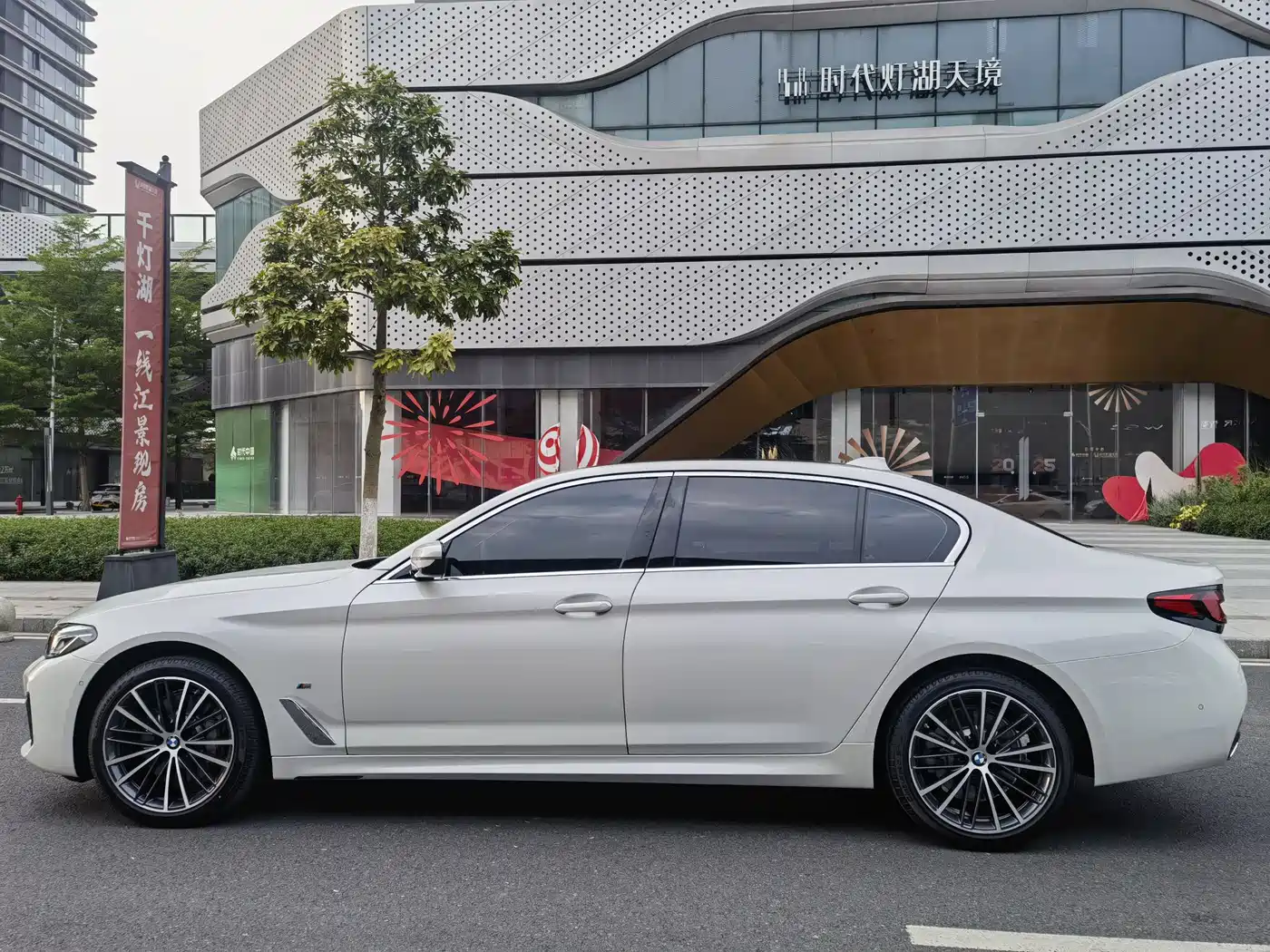 BMW 5 Series 2023 530Li Leading M Sport Package фото 9