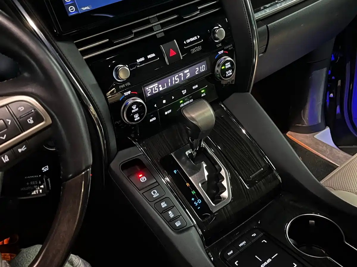 Lexus LM 2020 300h Seven-Seater Elegance Edition фото 8