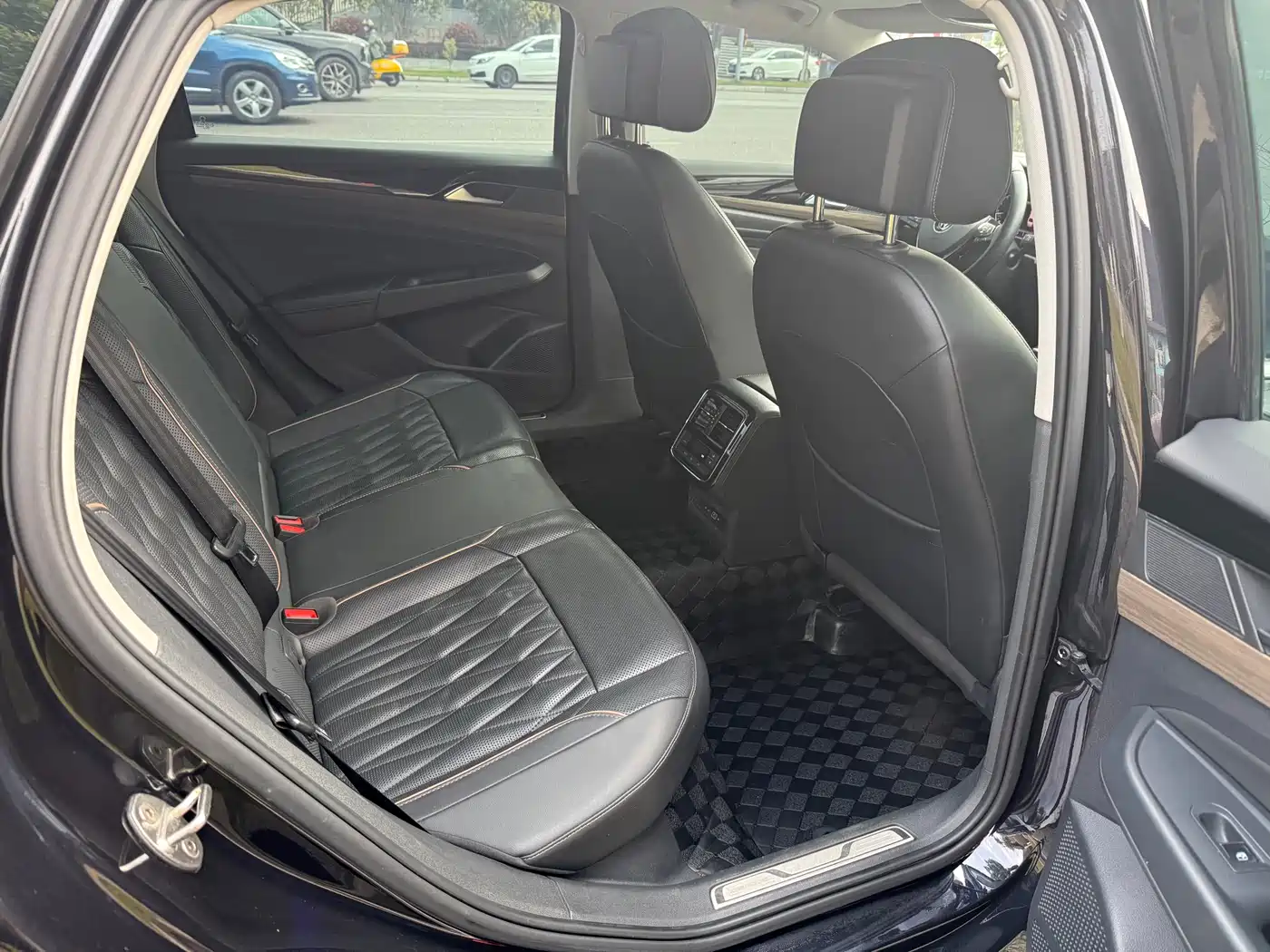 Volkswagen Passat 2020 330TSI Luxury Edition China VI фото 11