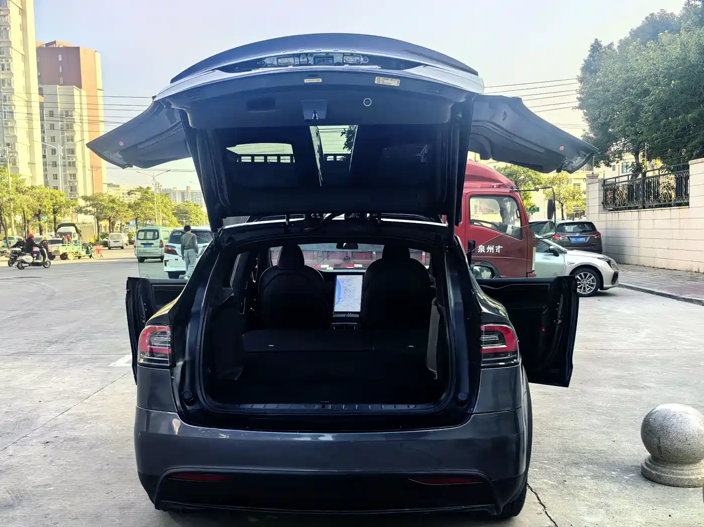 TESLA MODEL X