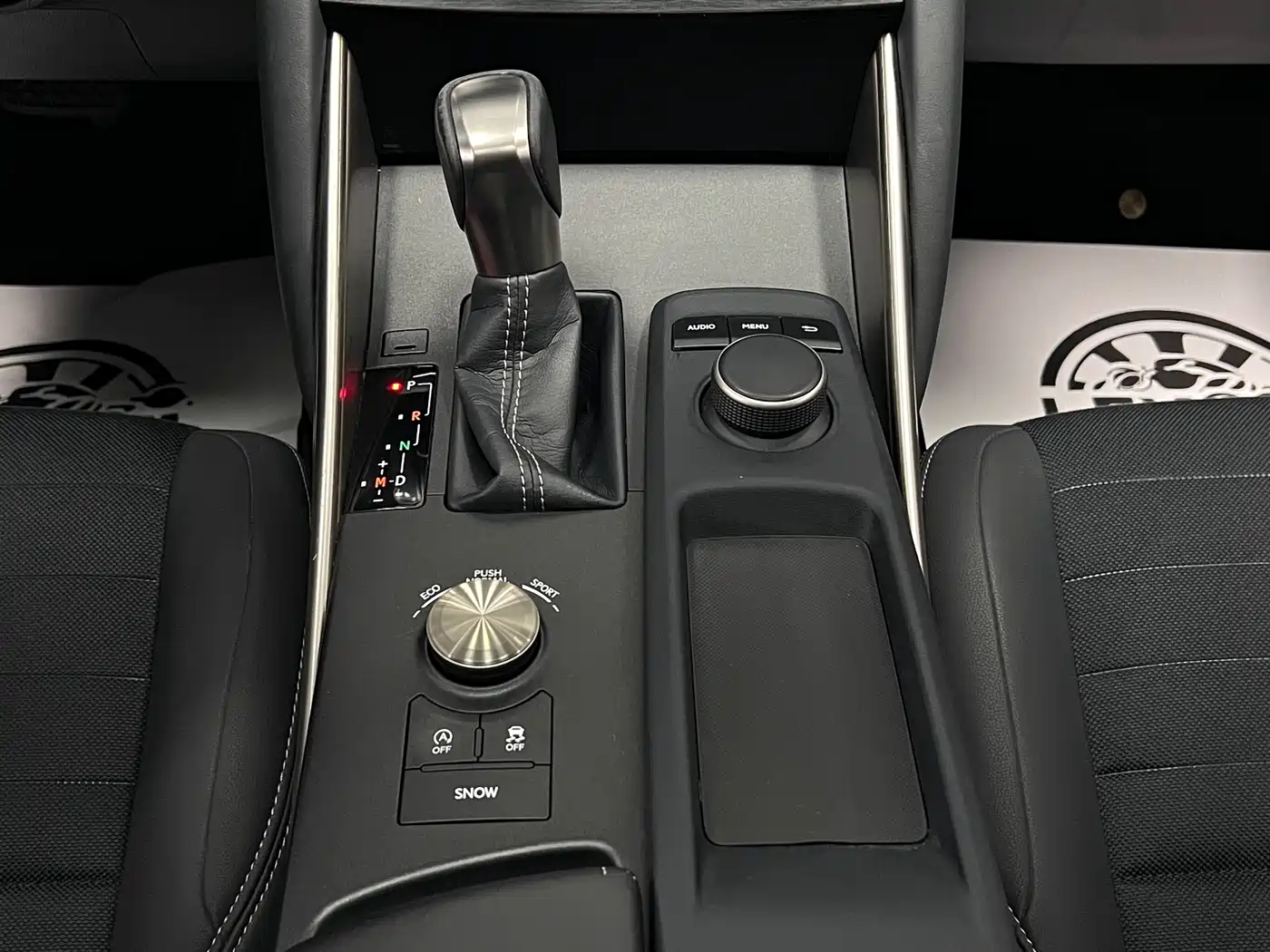 Lexus IS 2017 300 Leading Edition фото 30