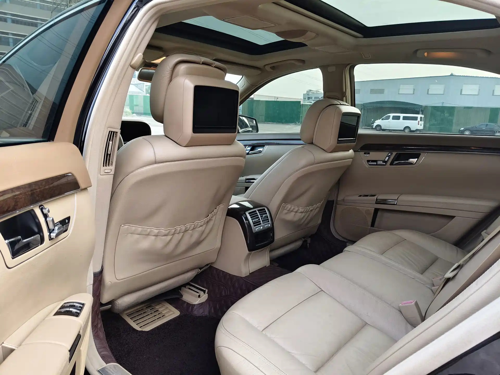 Photo 10 - Mercedes-Benz S-Class