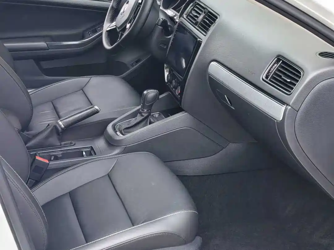 Volkswagen Sagitar 2018 1.6L Automatic Comfort фото 8