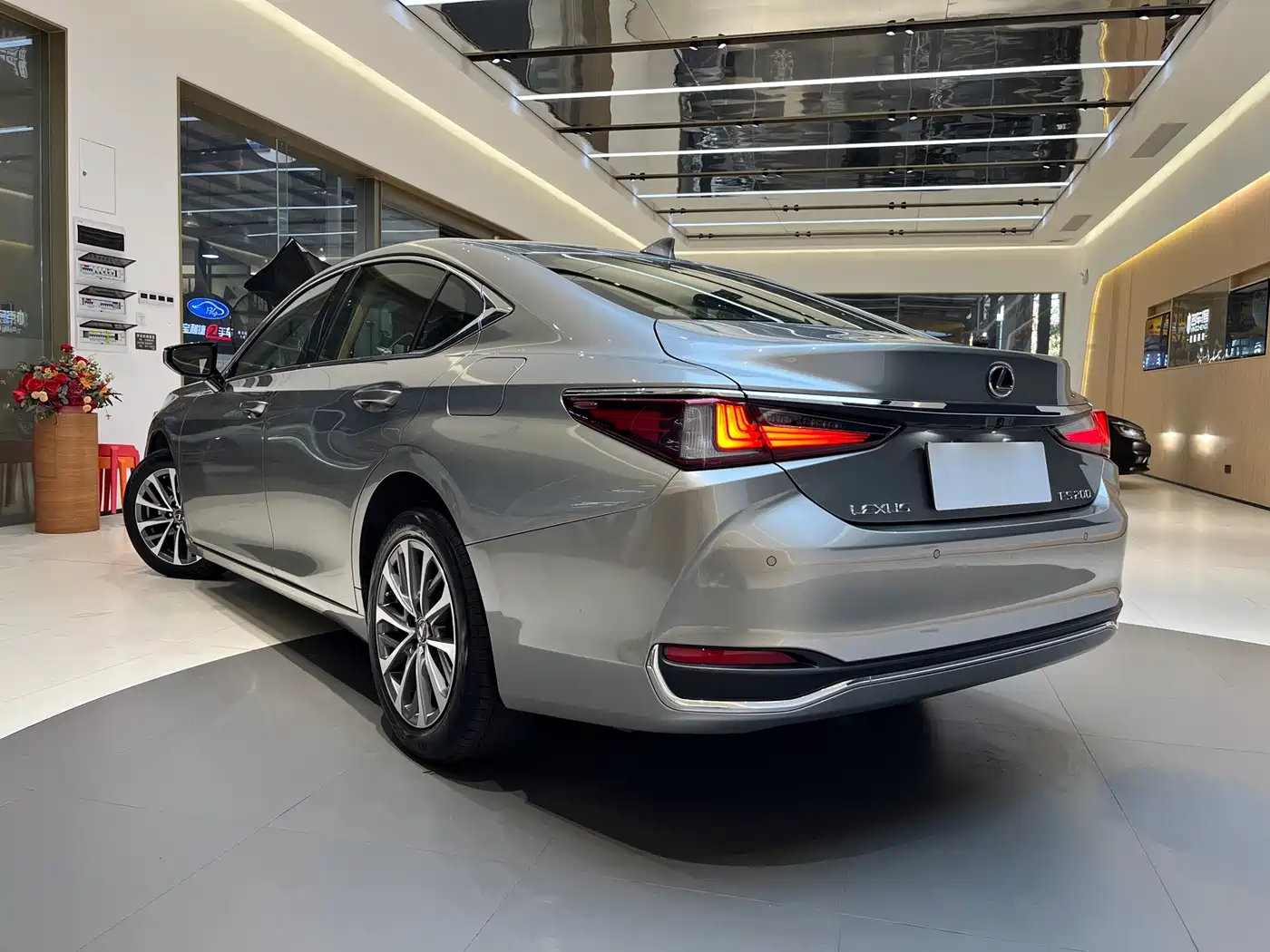 Lexus ES 2023 200 Excellence Edition фото 4