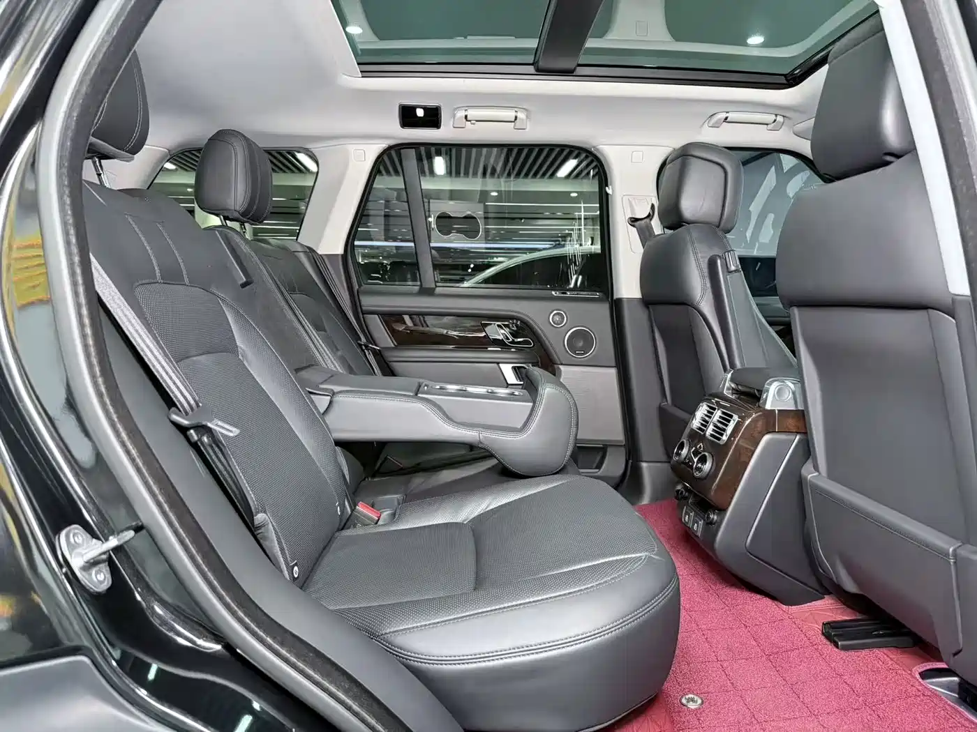 Photo 14 - Land Rover Range Rover