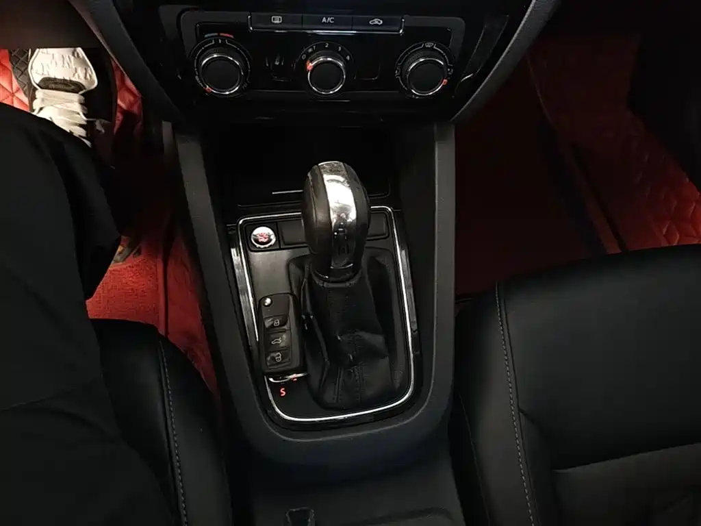 Volkswagen Sagitar 2018 1.6L Automatic Comfort фото 14