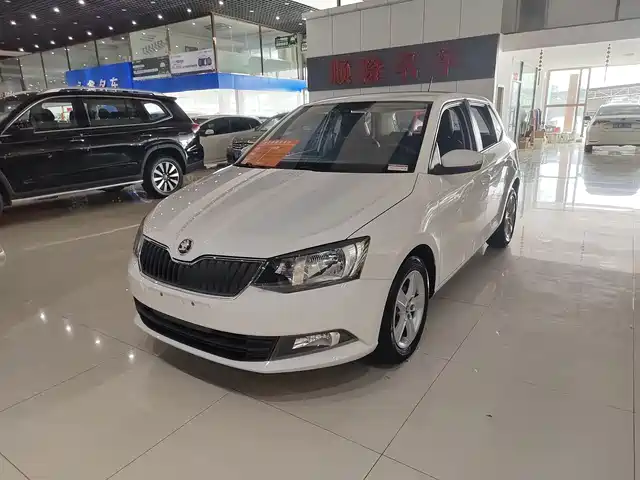  Škoda Fabia 2015 1.4L Automatic Pioneer Edition