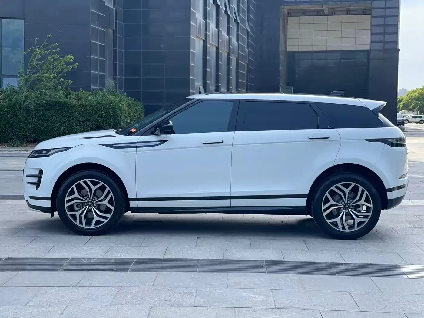 Land Rover Range Rover Evoque 2023 Range Rover Evoque L 249PS Luxury Edition фото 7