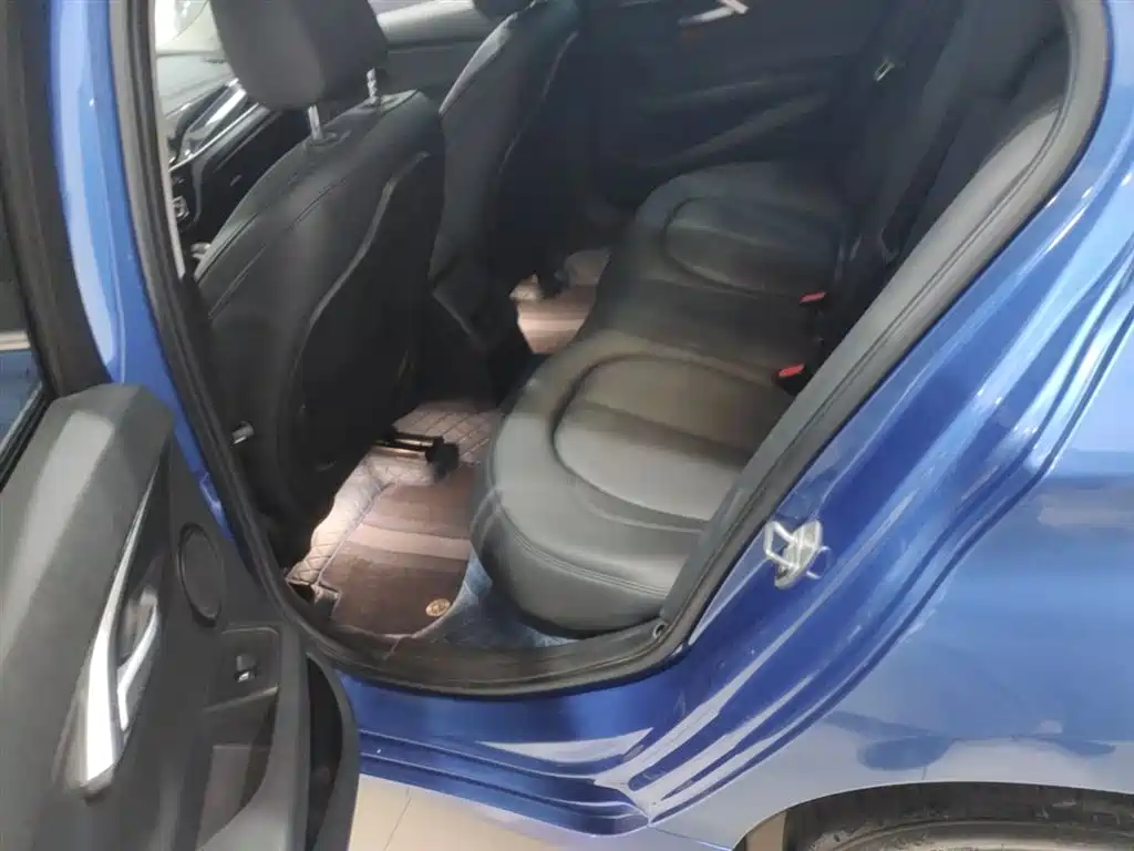 BMW 1 Series 2018 118i Sport Edition фото 17