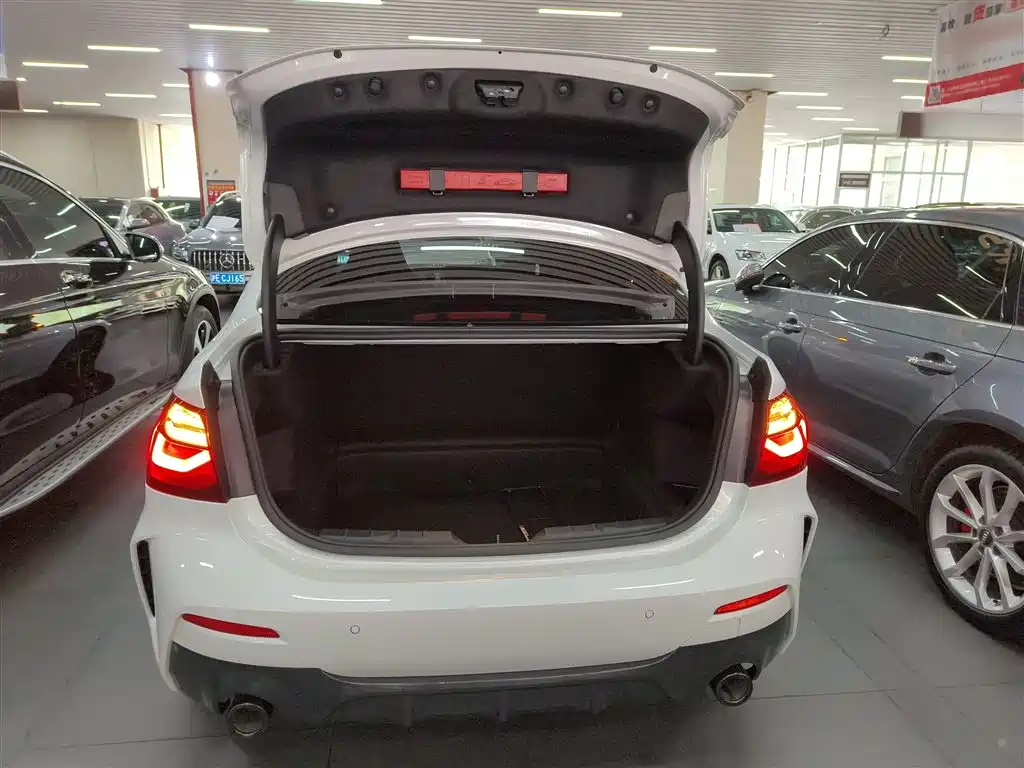 BMW 1 Series 2023 125i M Sport Shadow Edition фото 15