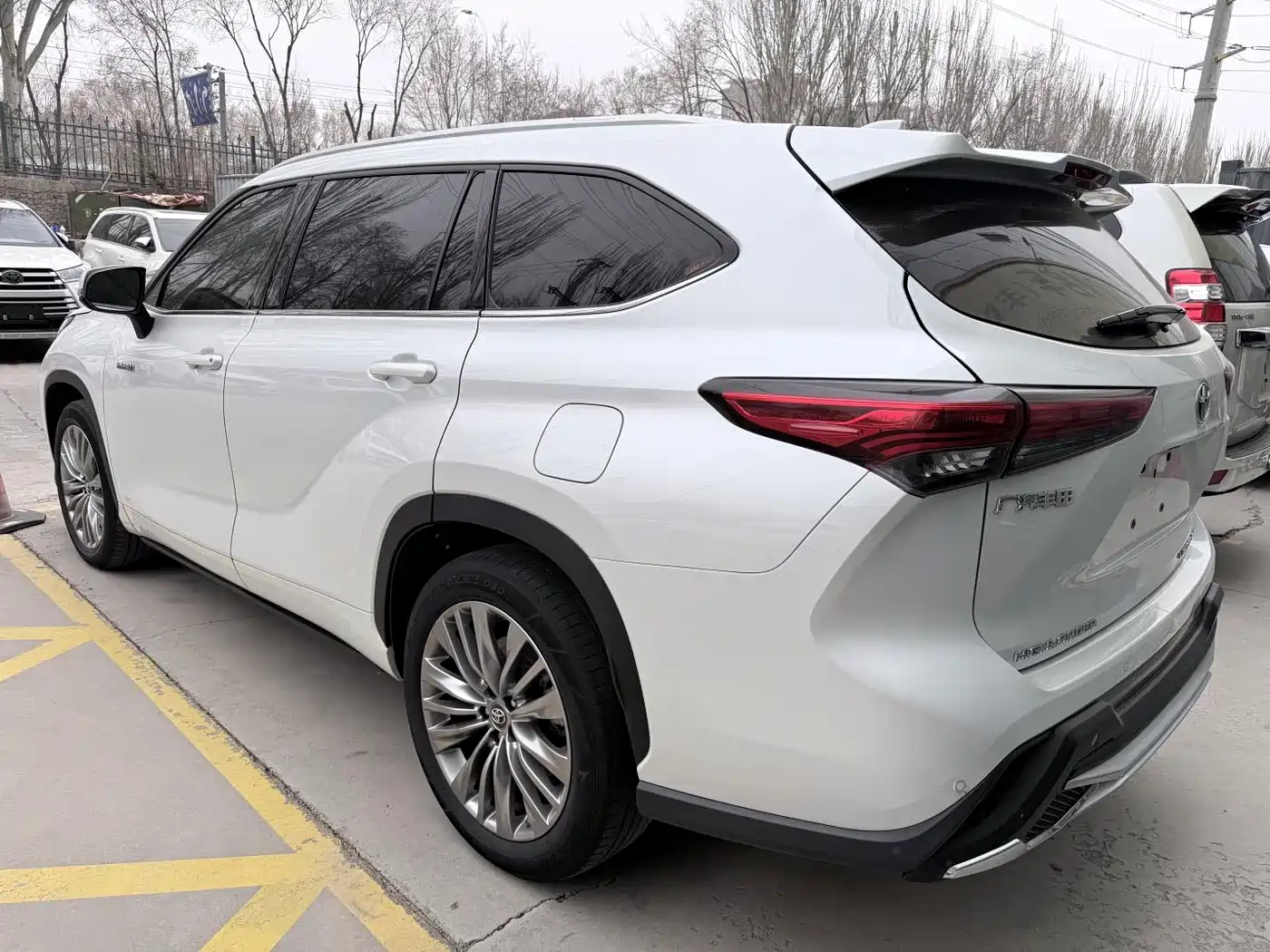 Toyota Highlander 2022 Dual Engine 2.5L 4WD Supreme Edition 7-Seater фото 18