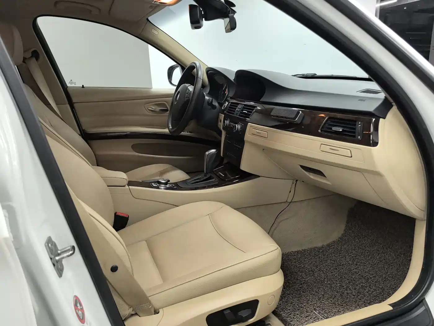 BMW 3 Series (Import) 2010 320i Luxury фото 5