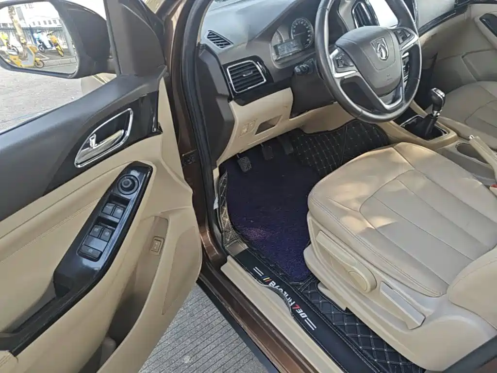 Baojun 730 2015 2014 1.5L Manual Luxury Navigation ESP Edition 7-Seater