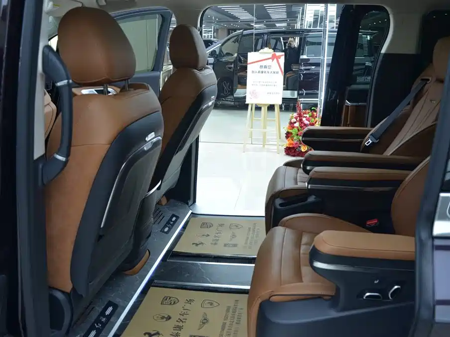 Hongqi HQ9 2023 2.0T Smart Connect Flag Enjoy Edition фото 5