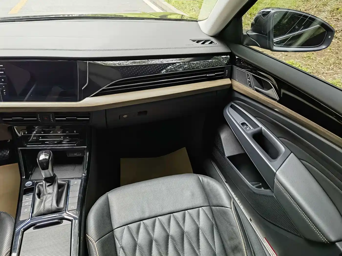 Volkswagen Passat 2022 330TSI Luxury Edition фото 10
